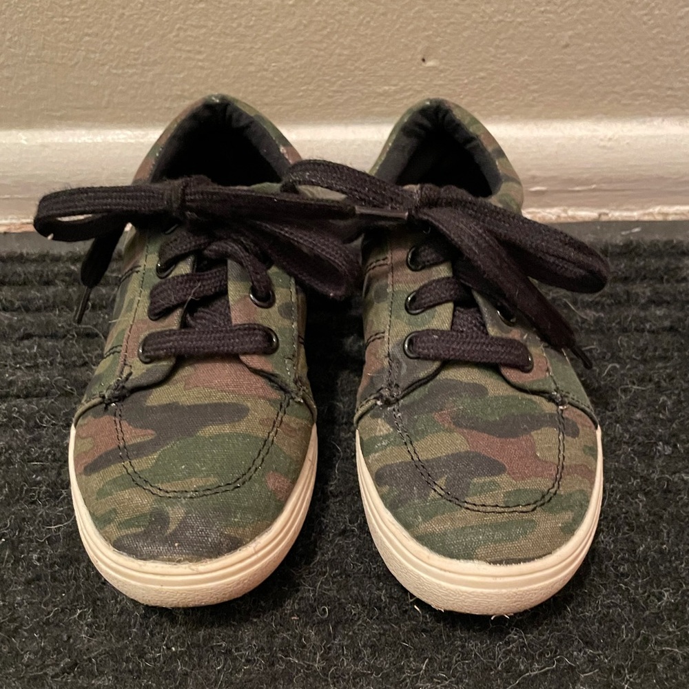 Children’s Place Cameo Sneaker Size 11k